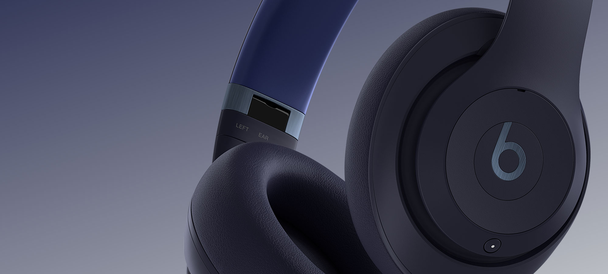 Close up picture of headphones Beats Studio Pro in dark blue.